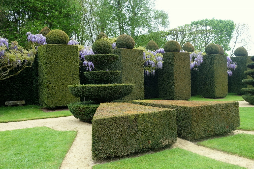 PIcture of block-shaped hedges in a historic park.