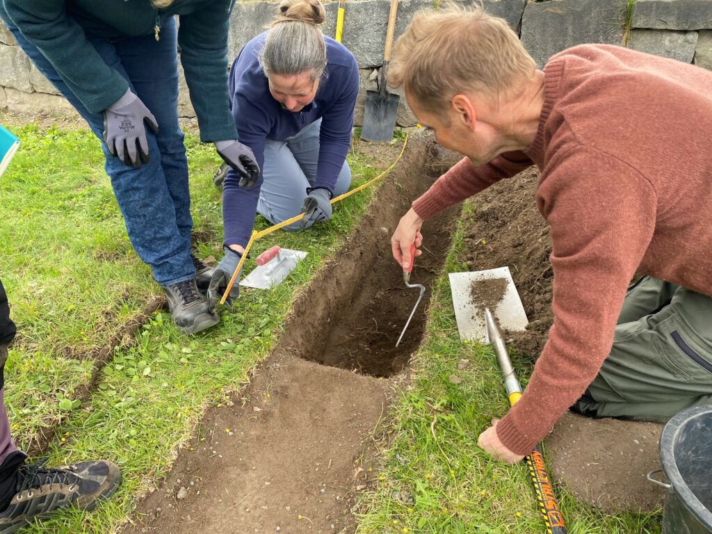 Rebecca and Jan in the garden Archaeology-session